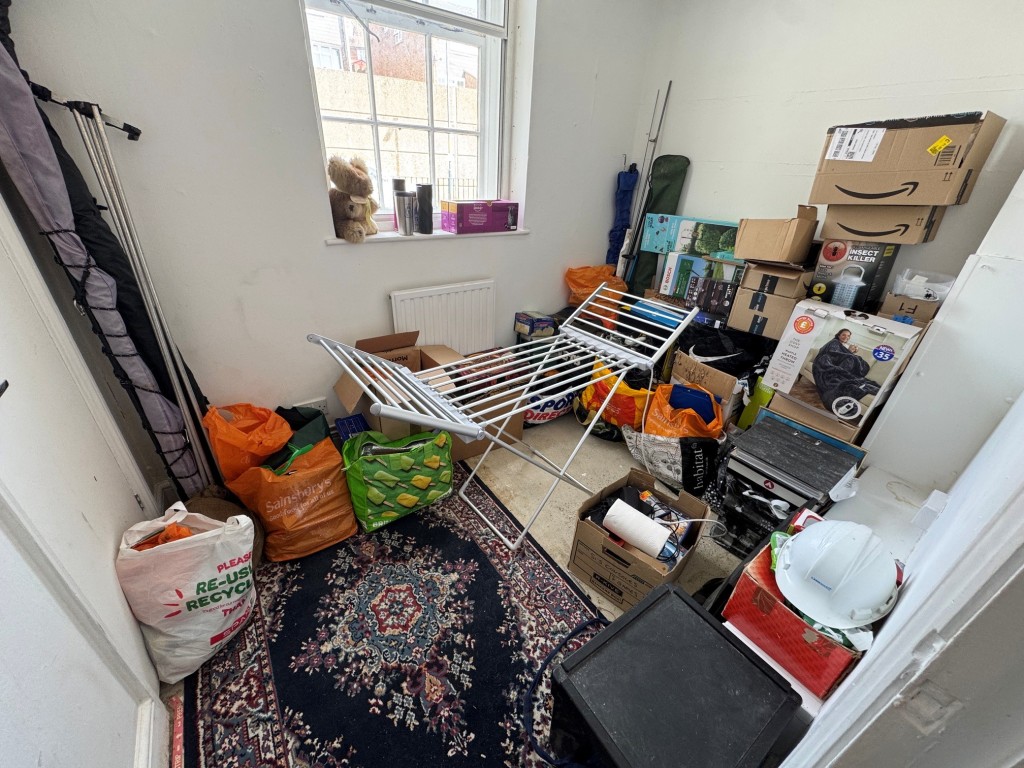 Lot: 132 - PERIOD FREEHOLD BLOCK OF SIX FLATS WITH OFF STREET PARKING - Hay House - Flat 1 - bedroom 2